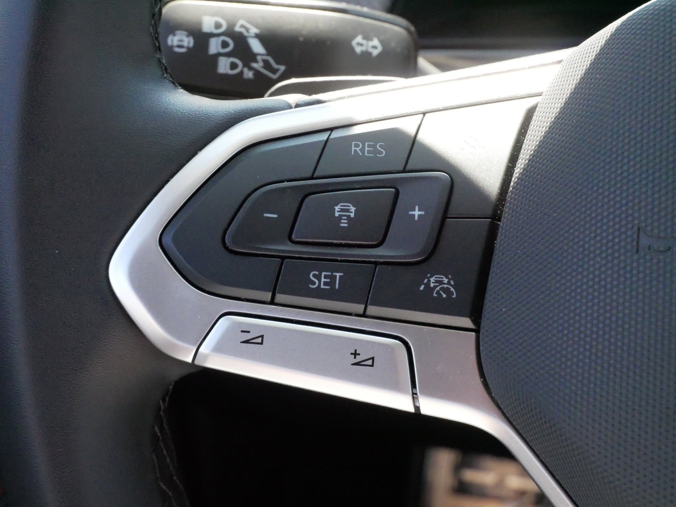 Certified 2025 Volkswagen Atlas Peak Edition SE AWD/4WD image 27