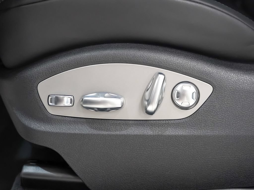 Certified 2026 Porsche Macan Turbo AWD/4WD image 24