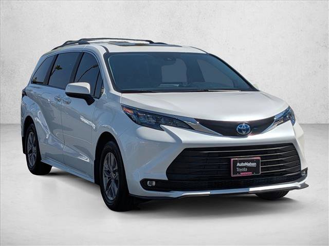 Used 2025 Toyota Sienna XLE w/ XLE Plus Package image 3