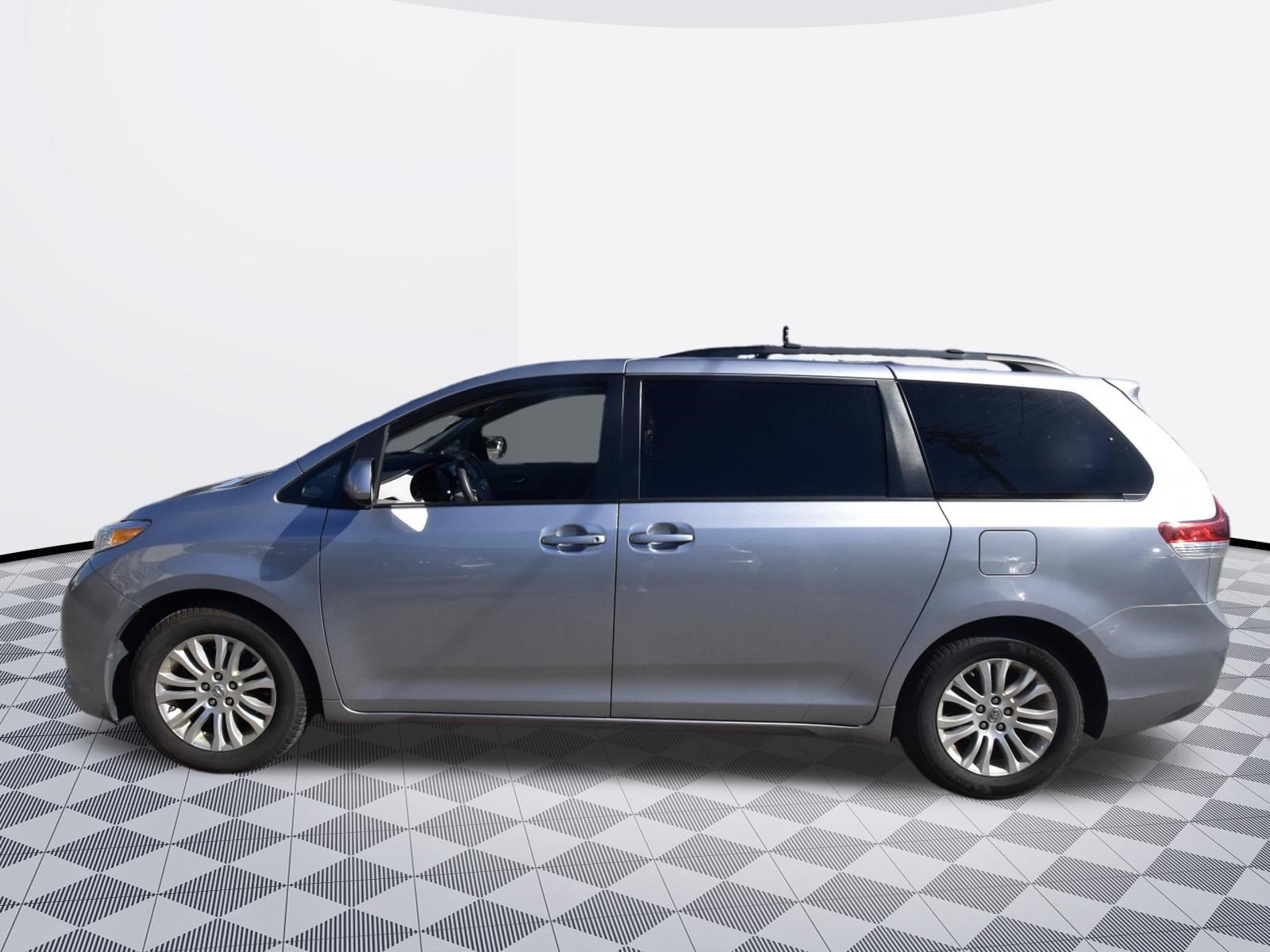 Used 2013 Toyota Sienna XLE FWD image 4