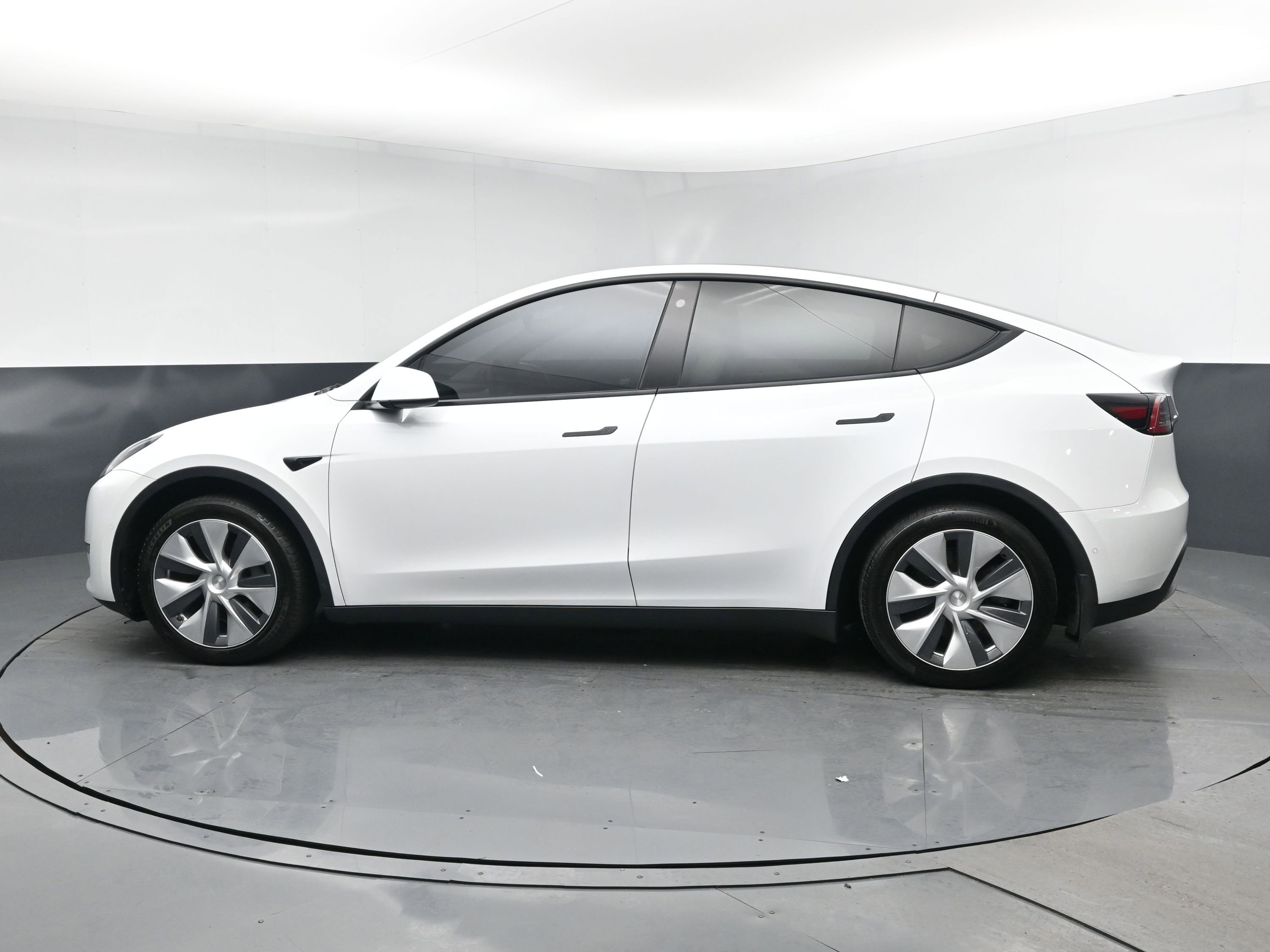 Used 2021 Tesla Model Y Long Range image 4