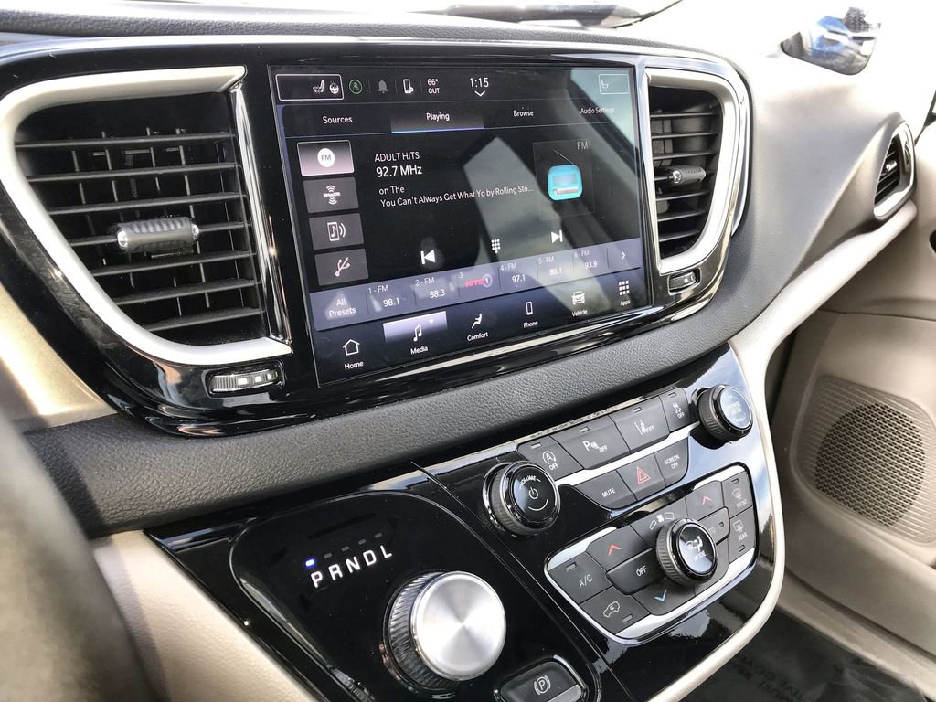 Used 2024 Chrysler Pacifica Touring-L image 16