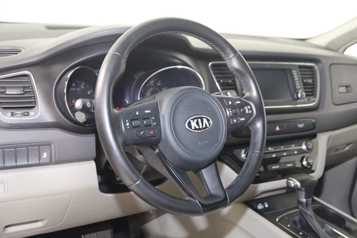 Used 2017 Kia Sedona LX w/ LX Essentials Premium Package FWD image 6