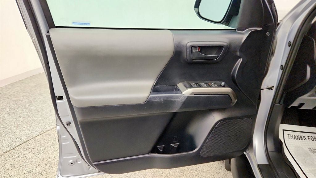 Used 2019 Toyota Tacoma SR5 AWD/4WD image 10
