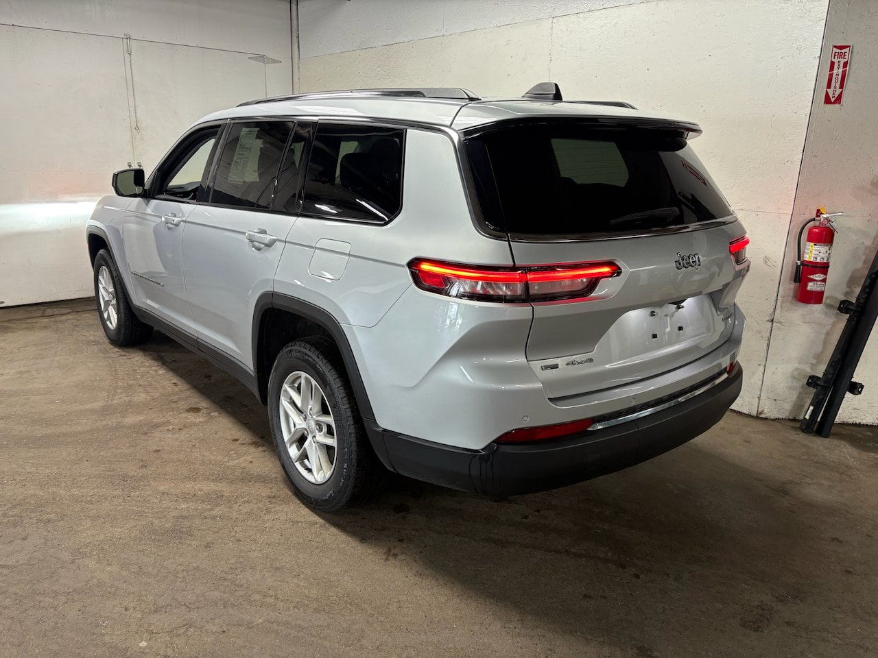 Used 2023 Jeep Grand Cherokee L Laredo w/ Luxury Tech Group I AWD/4WD image 7