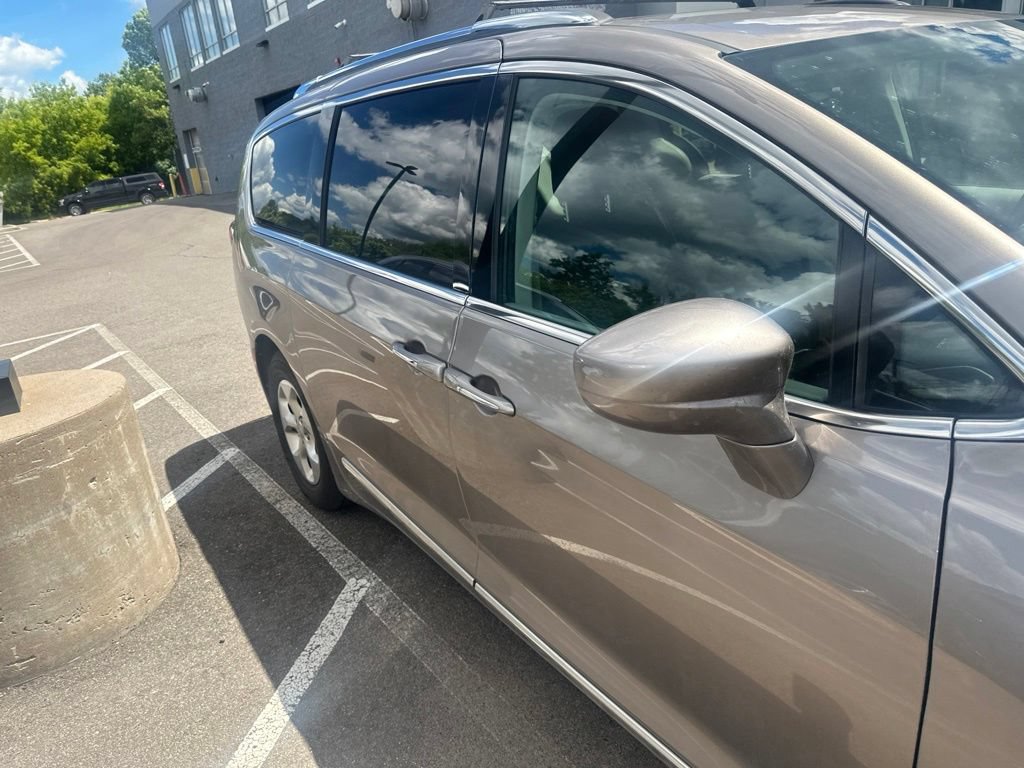 Used 2017 Chrysler Pacifica Touring-L Plus FWD image 4