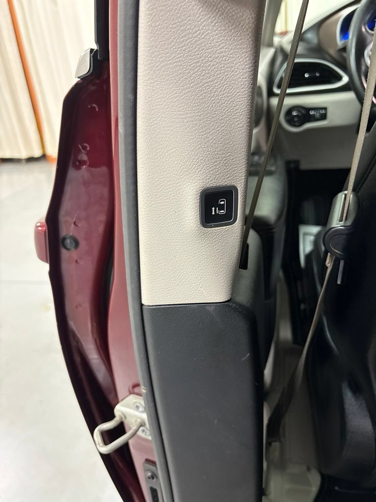 Used 2019 Chrysler Pacifica Touring-L FWD image 24