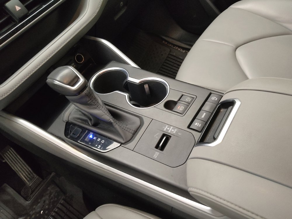 Used 2020 Toyota Highlander XLE FWD image 26