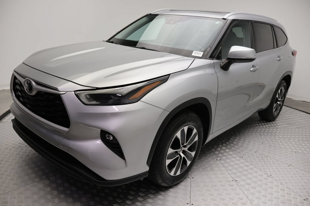 Used 2023 Toyota Highlander XLE FWD image 2