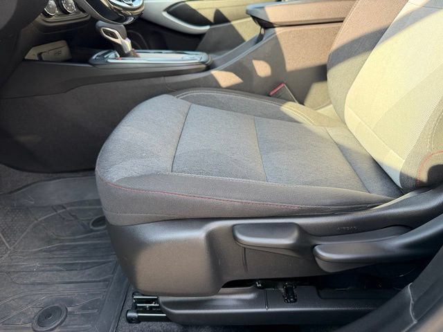 Used 2025 Chevrolet Trax RS w/ Sunroof Package FWD image 17