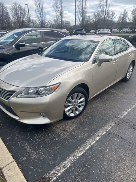 Used 2015 Lexus ES 300h w/ Navigation System Package image 3
