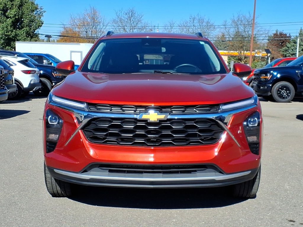 Used 2024 Chevrolet Trax LT w/ Driver Confidence Package FWD image 2