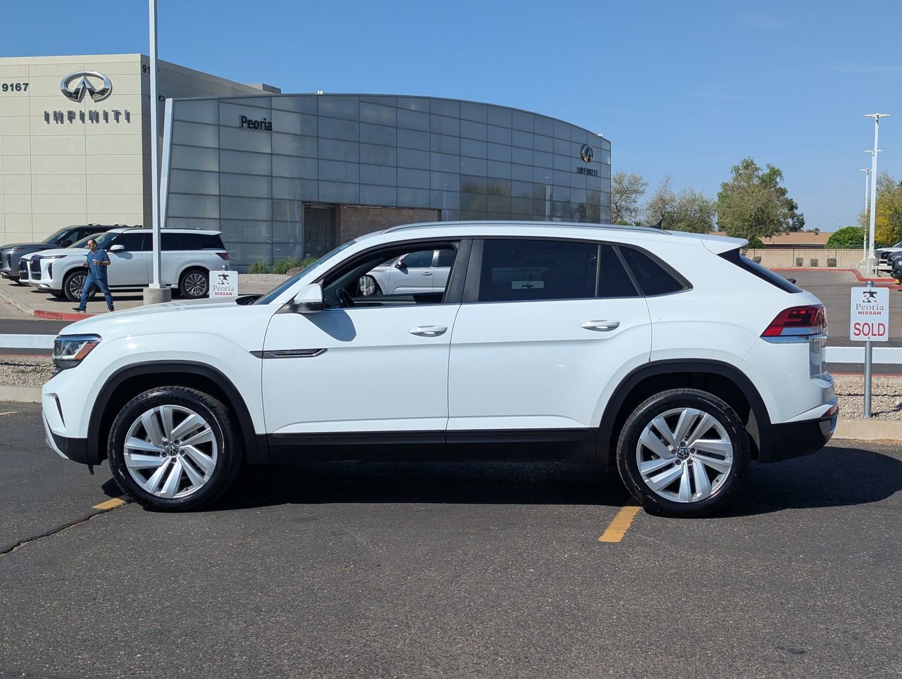 Used 2020 Volkswagen Atlas Cross Sport SE w/ Panoramic Sunroof Package image 3