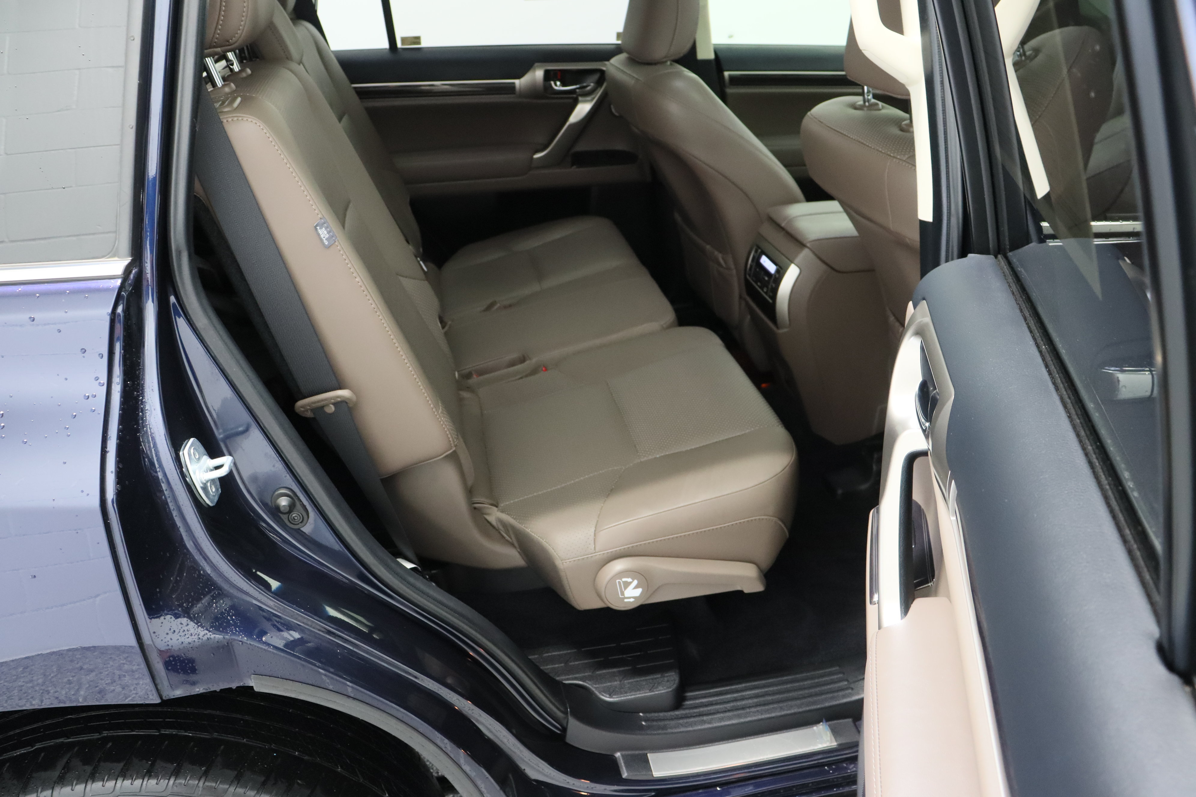Used 2020 Lexus GX 460 Luxury w/ Accessory Package AWD/4WD image 38