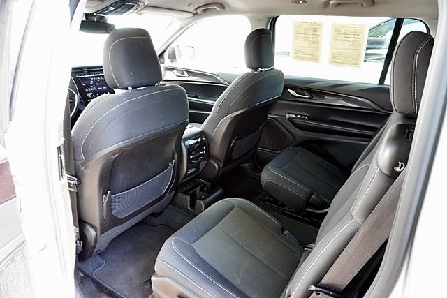 Used 2023 Jeep Grand Cherokee L Laredo RWD image 17