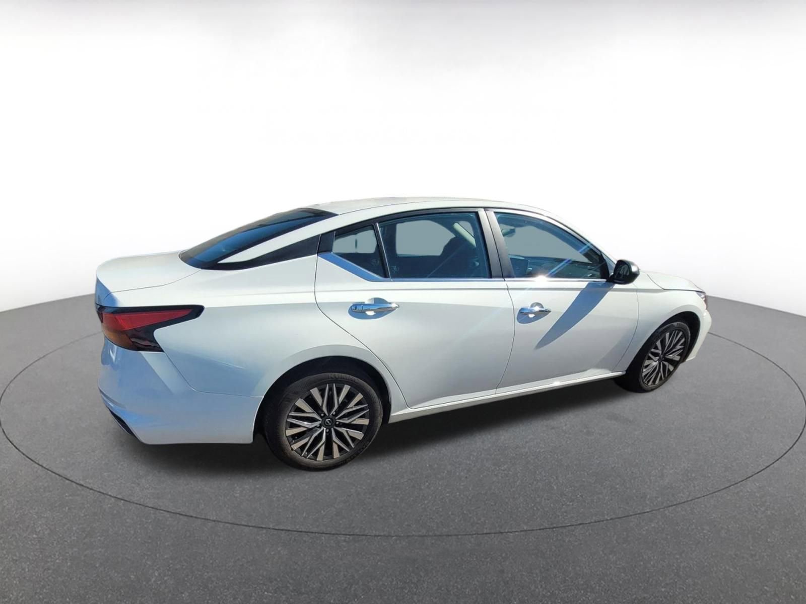 Used 2025 Nissan Altima 2.5 SV image 8