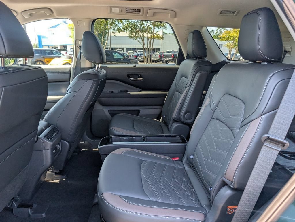 Used 2025 Nissan Pathfinder Platinum FWD image 35