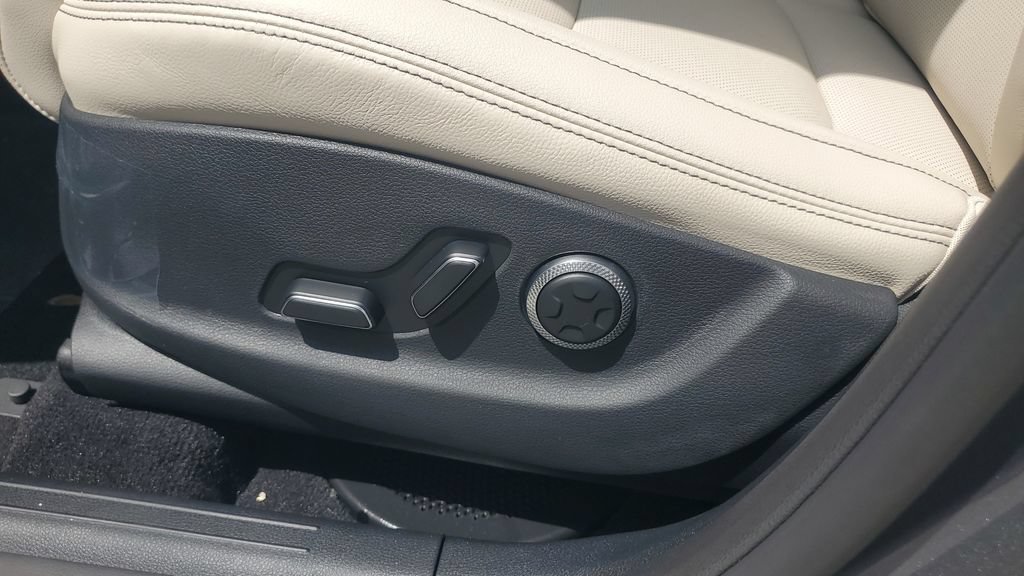New 2027 Genesis GV70 2.5T Select AWD/4WD image 16