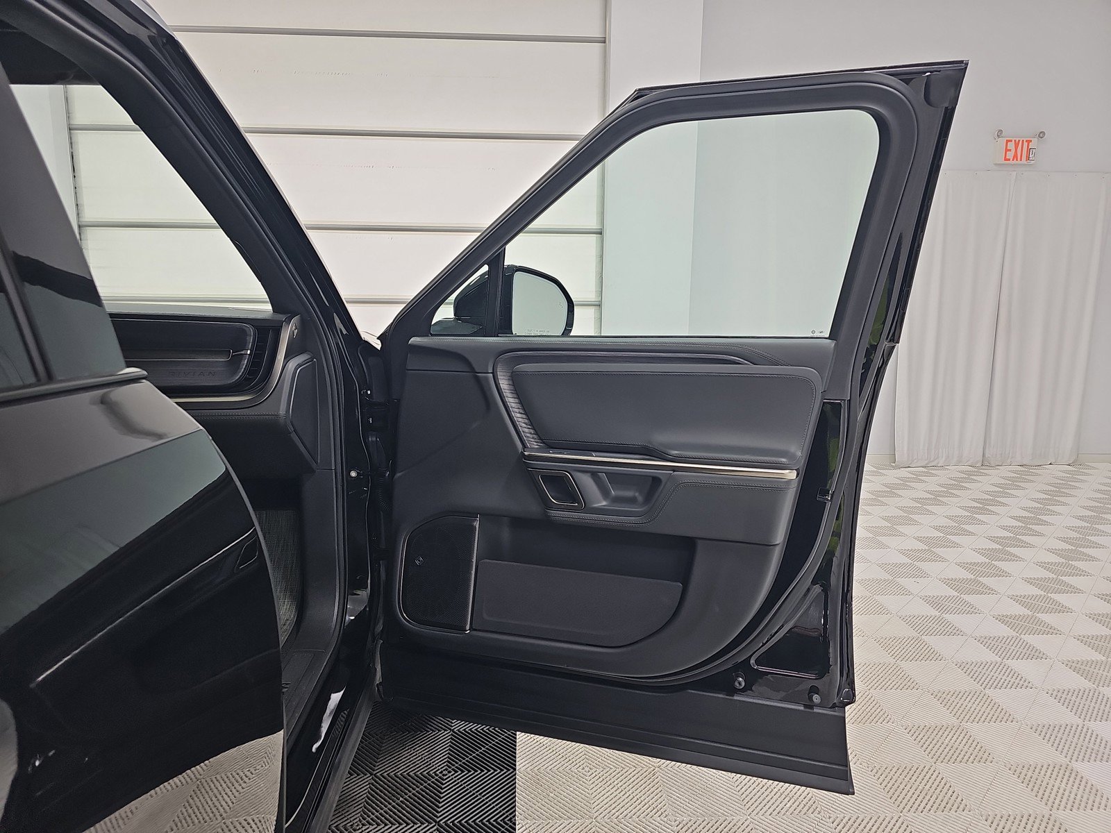 Used 2024 Rivian R1S Adventure AWD/4WD image 18