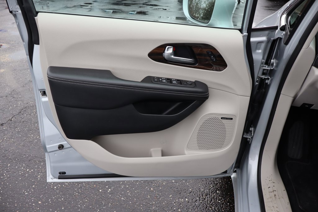 Used 2022 Chrysler Pacifica Limited image 39