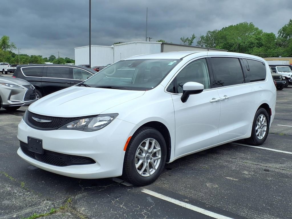 Used 2023 Chrysler Voyager LX FWD image 3