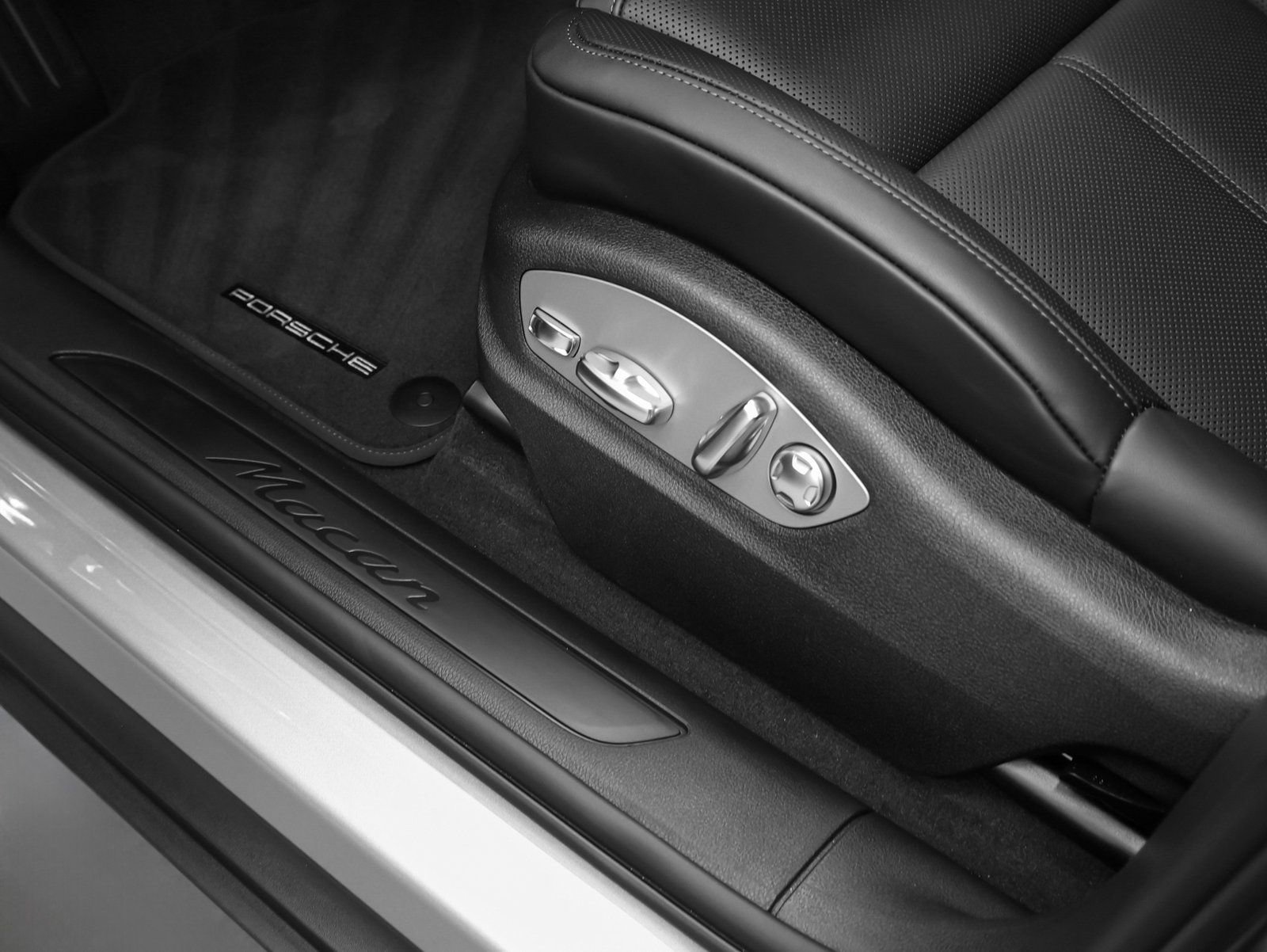 Certified 2026 Porsche Macan image 27