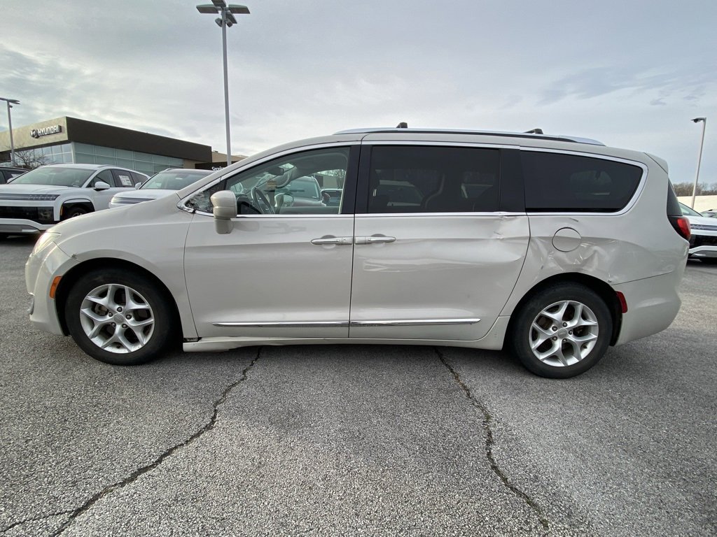 Used 2017 Chrysler Pacifica Touring-L Plus w/ Tire & Wheel Group image 4