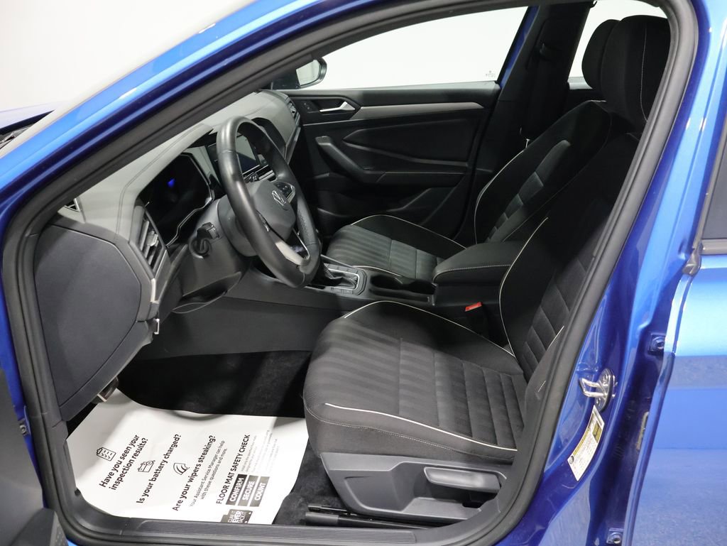Used 2024 Volkswagen Jetta Sport image 3