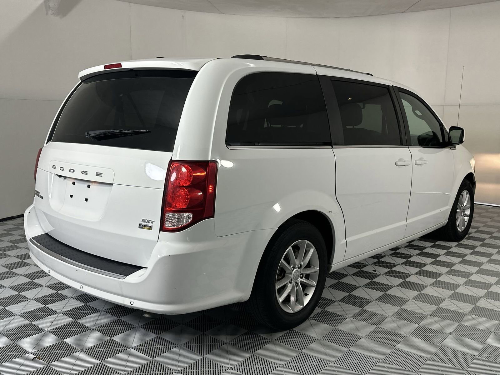 Used 2019 Dodge Grand Caravan SXT w/ Rear Park Assist Package FWD image 8