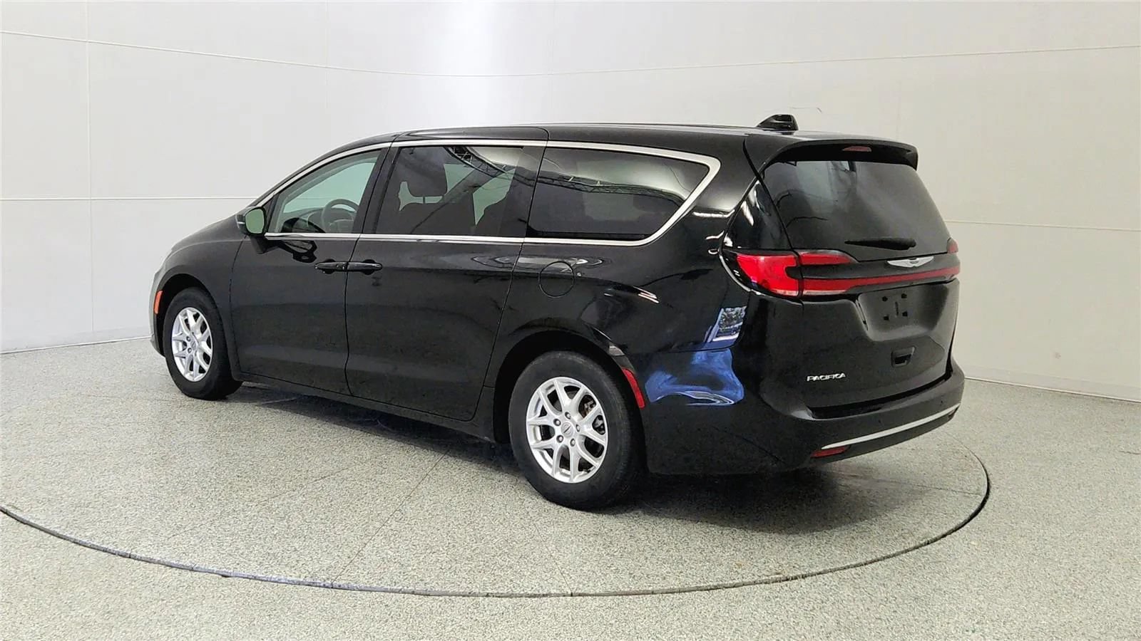 Used 2023 Chrysler Pacifica Touring-L FWD image 5