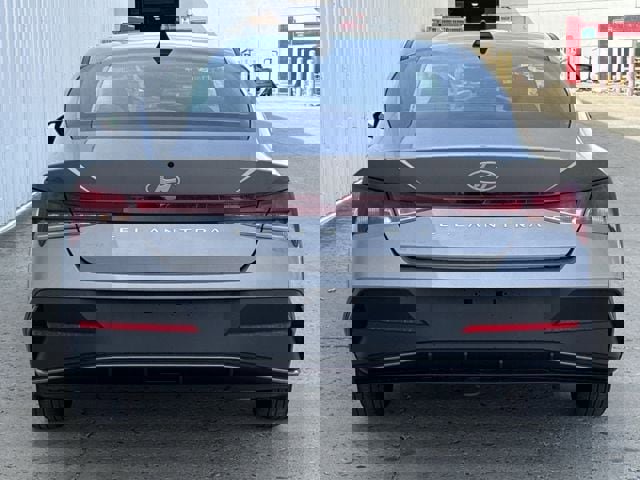 Used 2025 Hyundai Elantra SE image 3