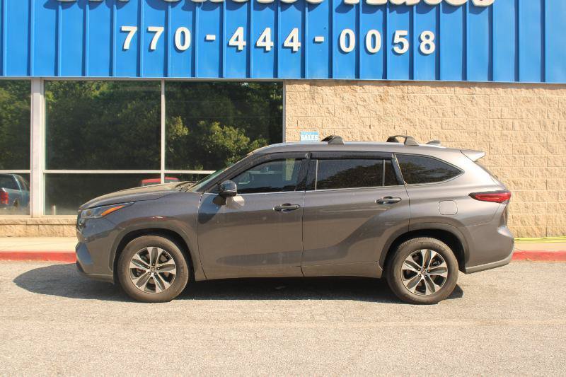 Used 2021 Toyota Highlander XLE FWD image 19