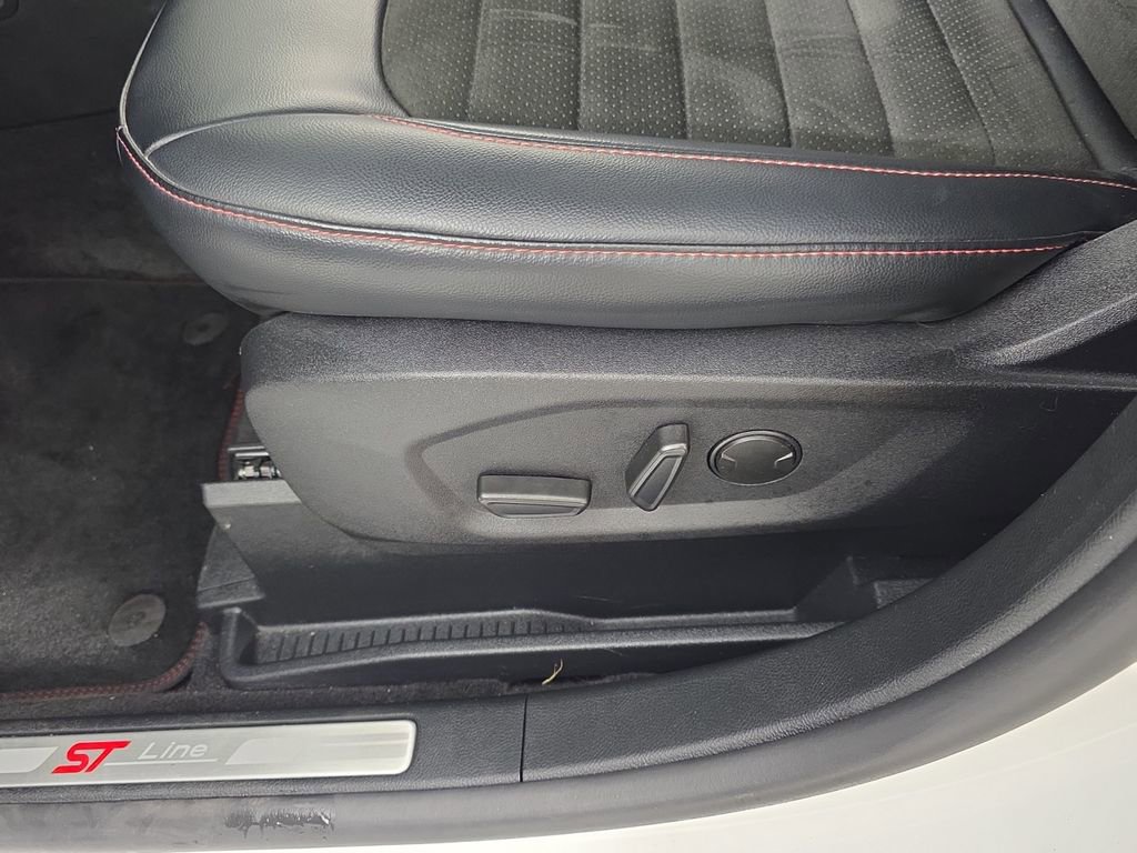 Used 2024 Ford Edge ST-Line w/ Class II Trailer Tow Package image 17