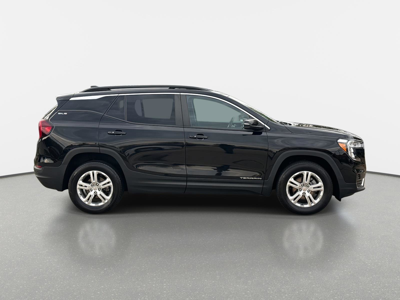 Used 2022 GMC Terrain SLE w/ Driver Convenience Package image 4