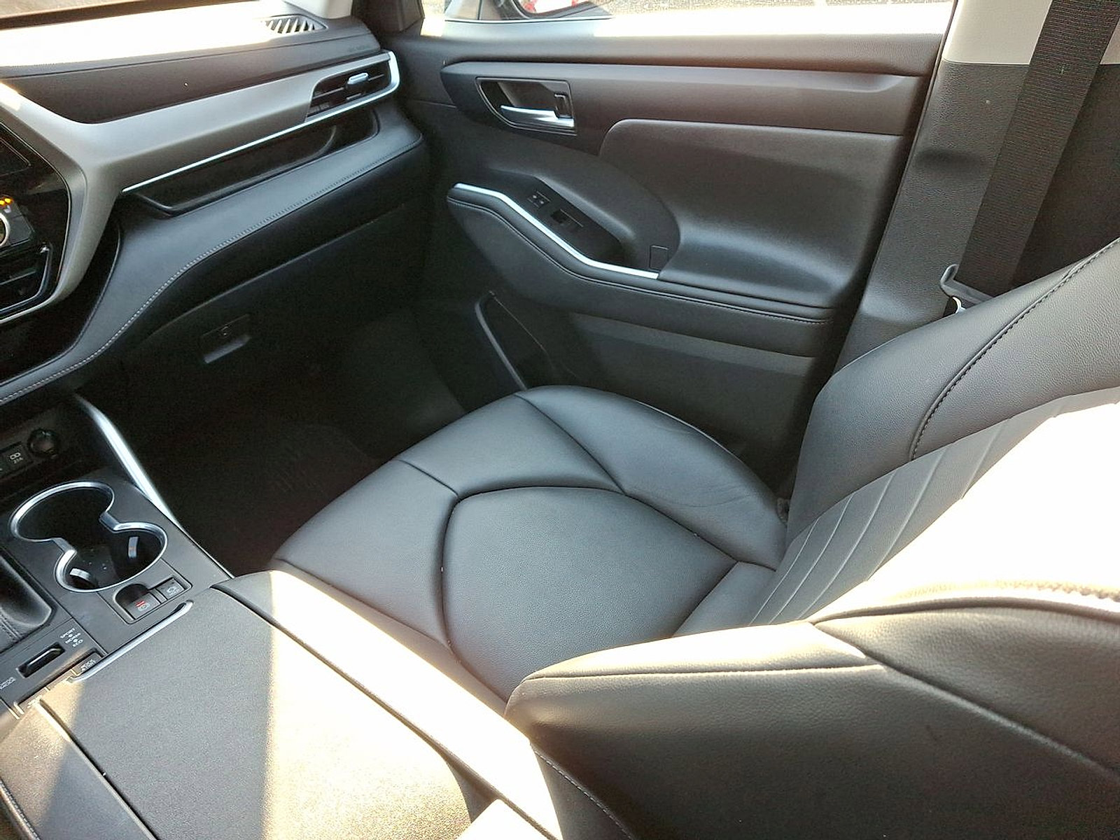 Used 2021 Toyota Highlander XLE image 11