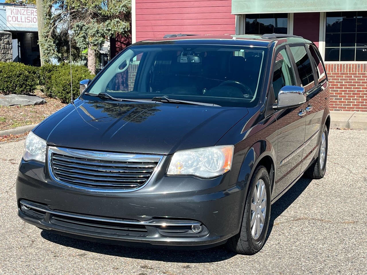 Used 2011 Chrysler Town & Country Touring-L image 2