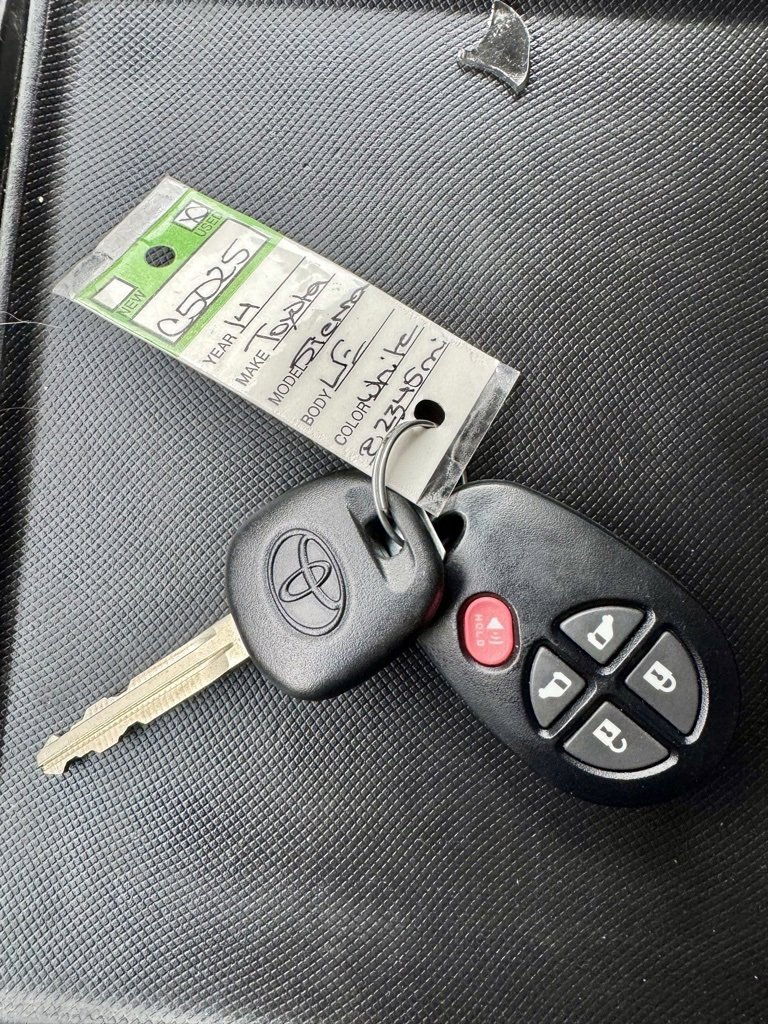 Used 2014 Toyota Sienna LE image 42