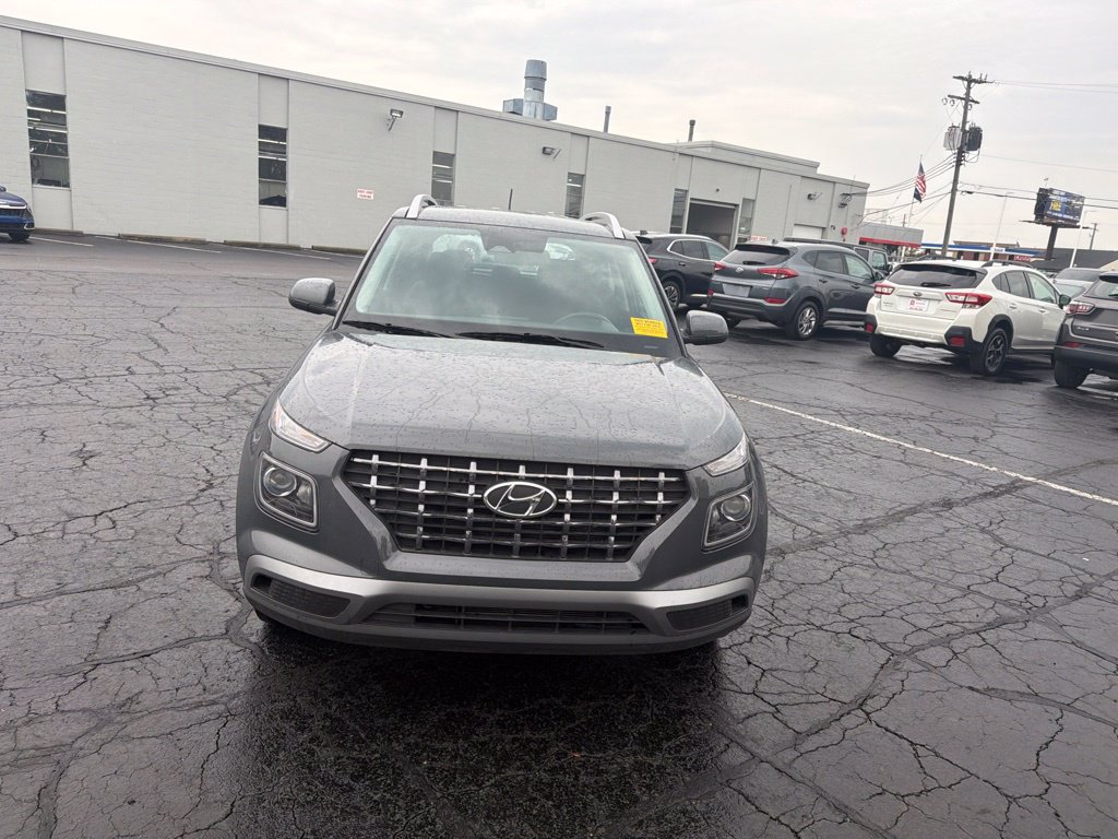 Used 2025 Hyundai Venue SEL FWD image 3