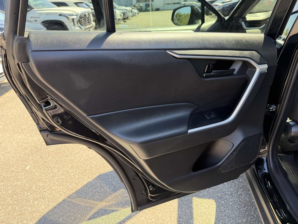 Used 2021 Toyota RAV4 LE AWD/4WD image 19