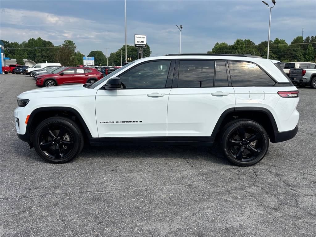 Used 2023 Jeep Grand Cherokee Altitude AWD/4WD image 23