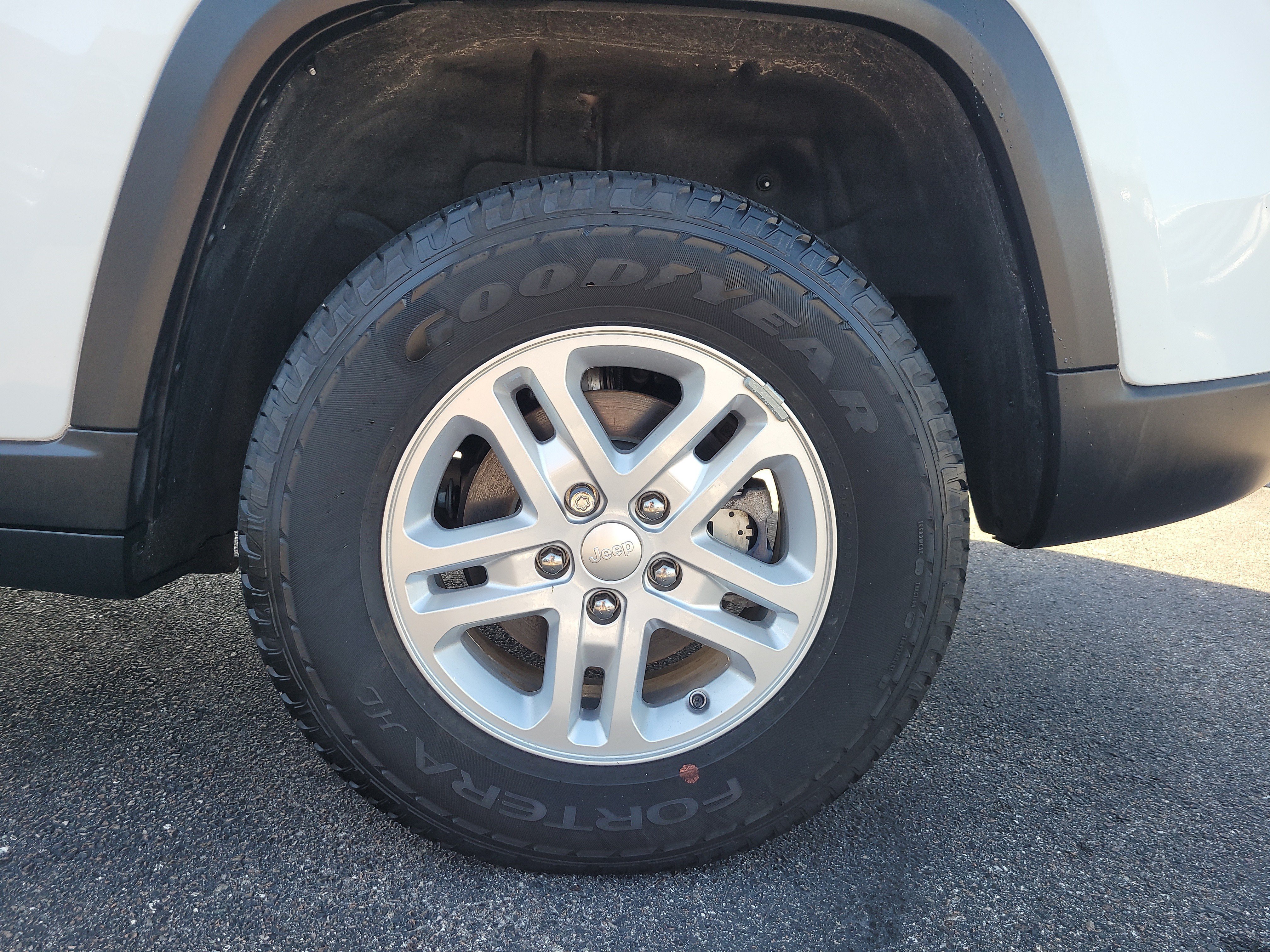 Used 2024 Jeep Grand Cherokee Laredo AWD/4WD image 8
