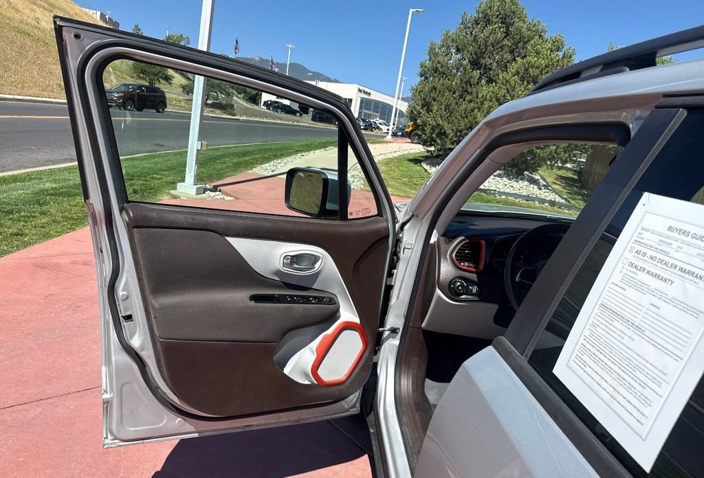 Used 2015 Jeep Renegade Latitude w/ Cold Weather Group FWD image 9