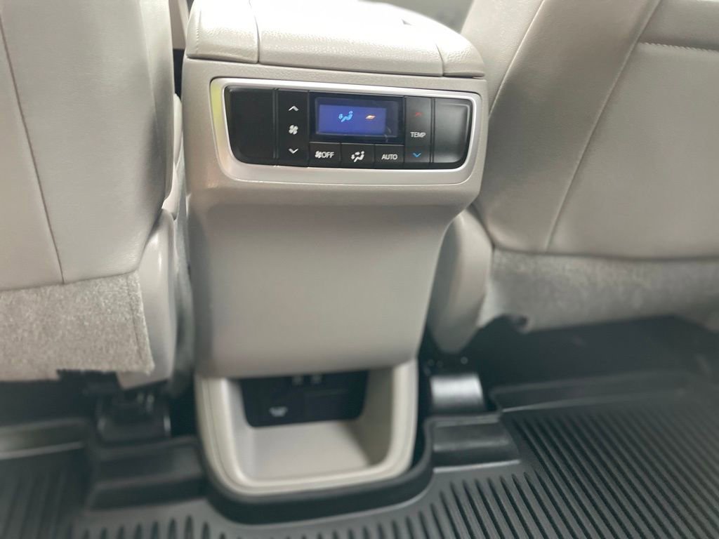 Used 2018 Toyota Highlander XLE AWD/4WD image 23