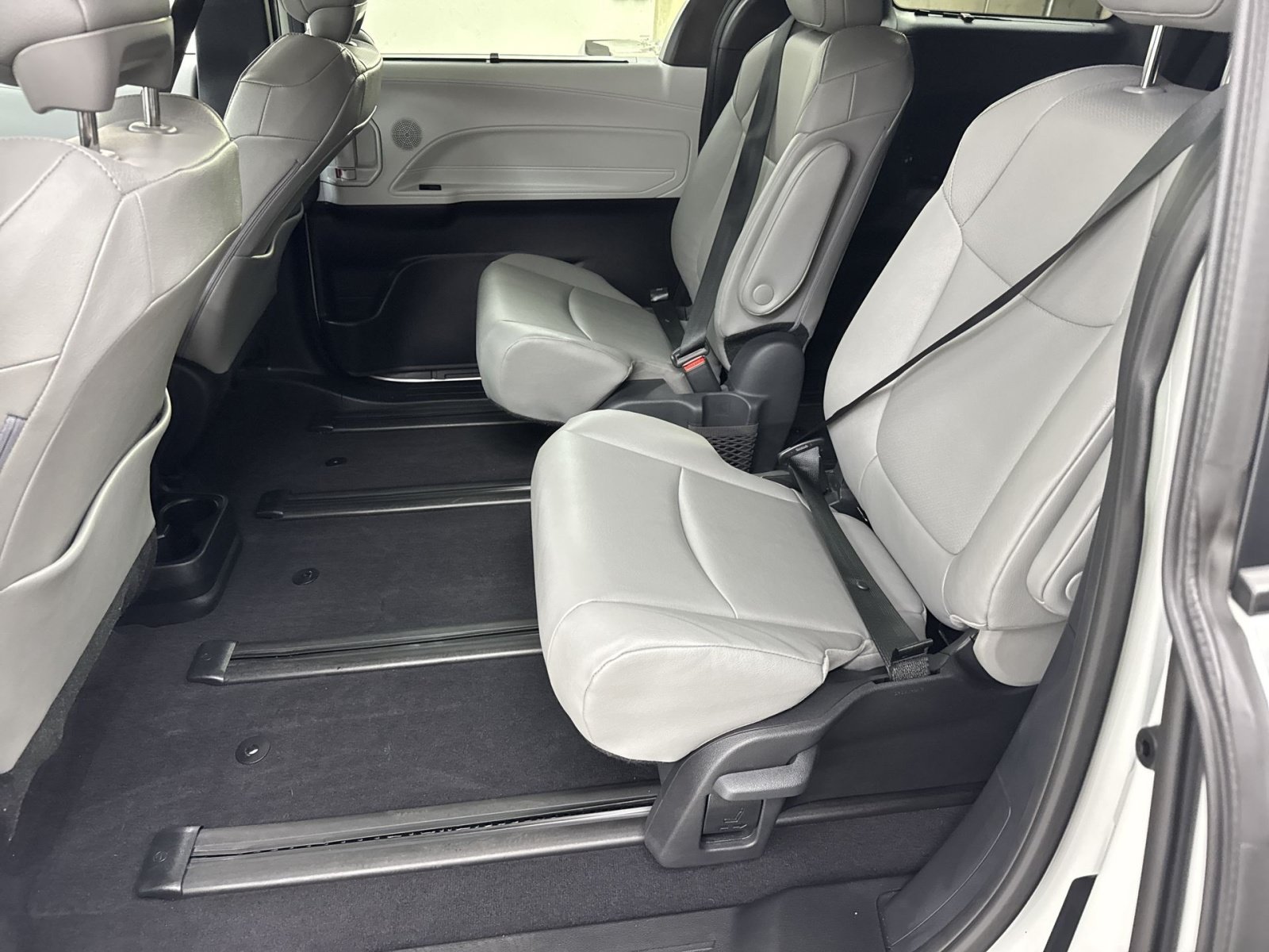 Used 2026 Toyota Sienna XLE FWD image 37