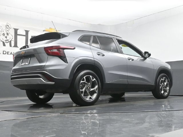 Used 2025 Chevrolet Trax LT FWD image 38