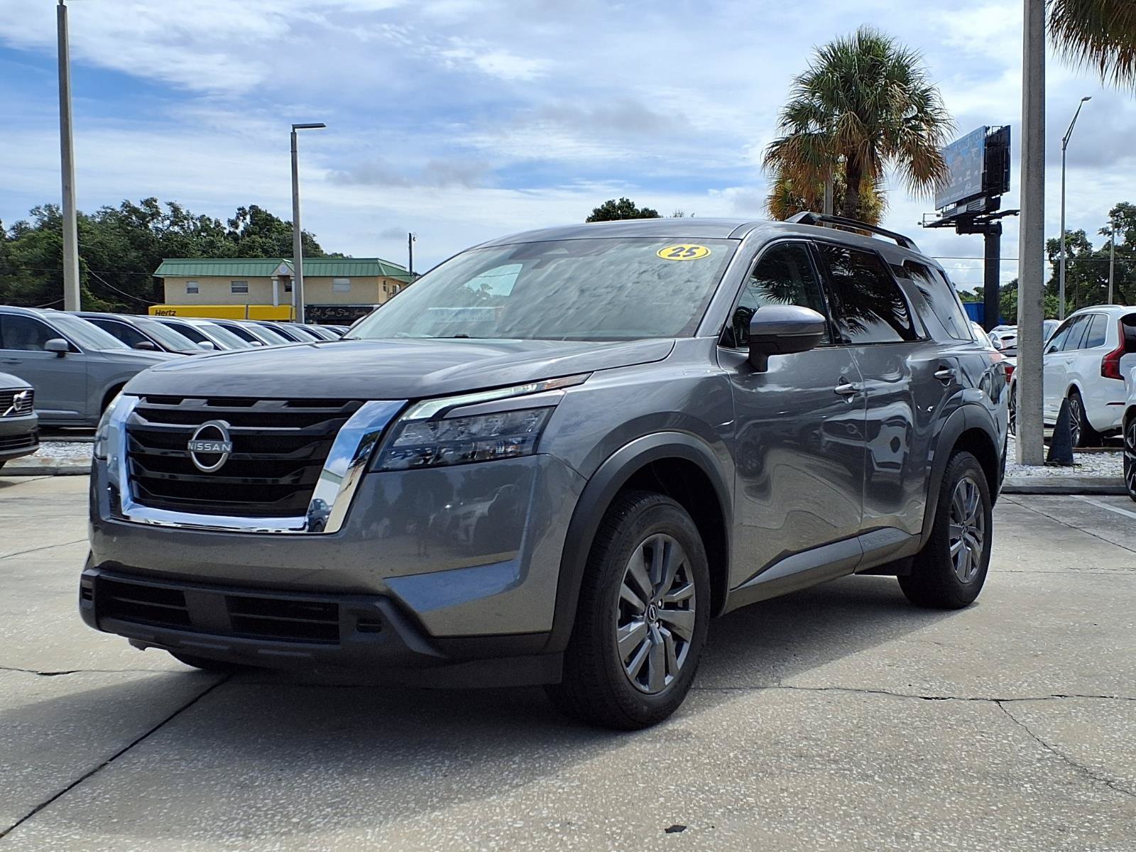 Used 2025 Nissan Pathfinder SV FWD image 3