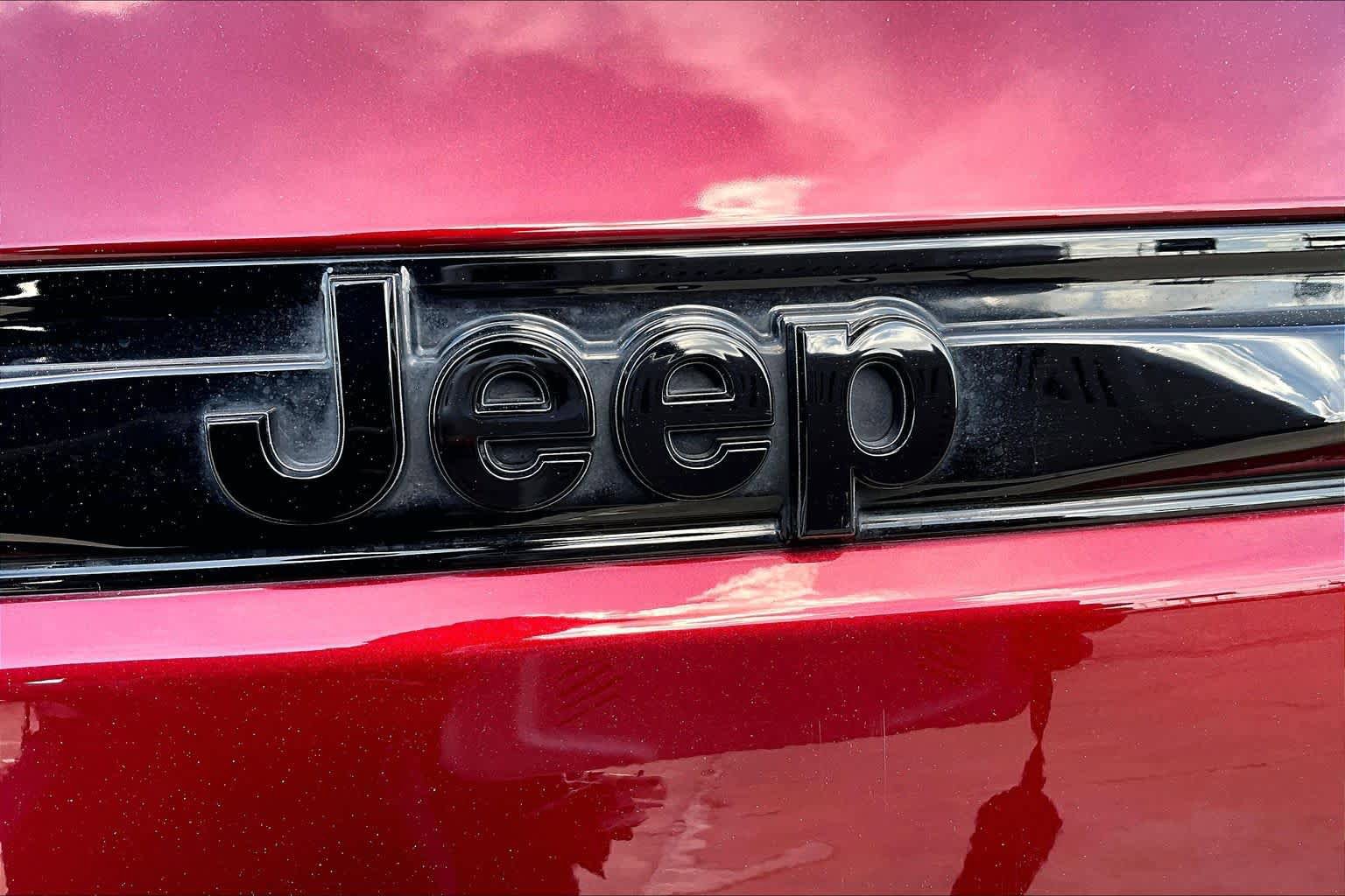 Used 2023 Jeep Grand Cherokee Limited w/ Luxury Tech Group II AWD/4WD image 31