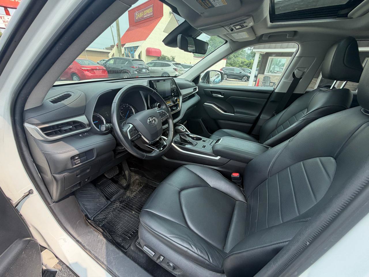 Used 2021 Toyota Highlander XLE AWD/4WD image 9