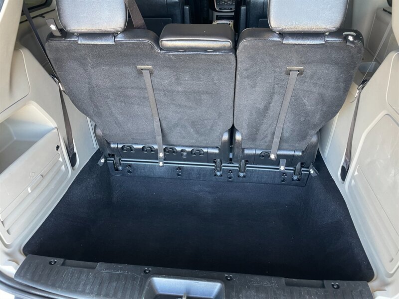 Used 2015 Chrysler Town & Country Touring-L w/ Driver Convenience Group FWD image 23