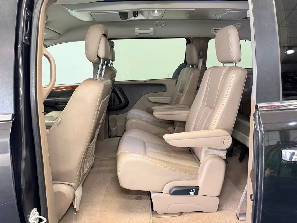 Used 2014 Chrysler Town & Country Touring-L w/ Driver Convenience Group FWD image 6
